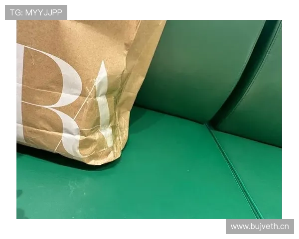 程语轩穿拖鞋逛小区，手拎那只名牌袋子把楼下阿姨看懵了